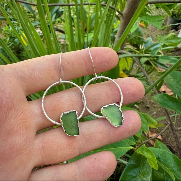 Green sea glass Handmade sterling silver soldered drop earrings - Picture 2 of 3
